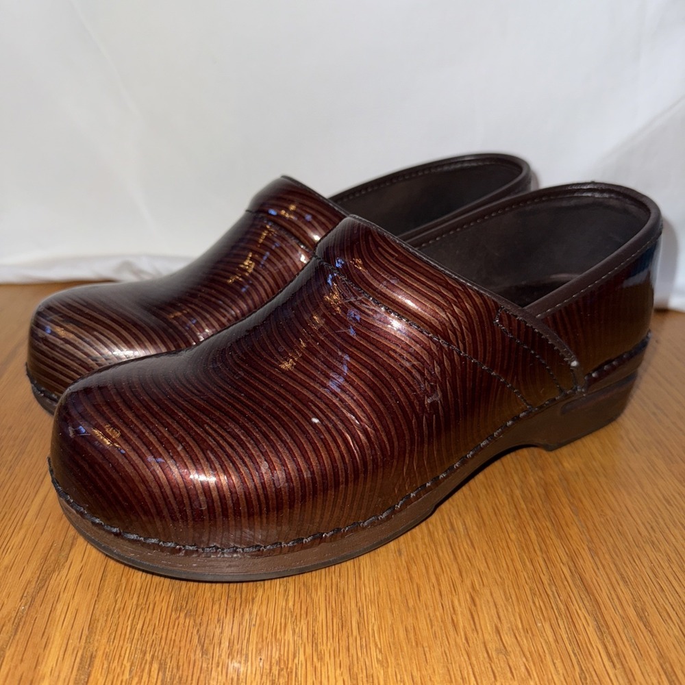 Dansko XP Clogs - Brown Wavy Striped Patent Leather - Size 41  US 9.5